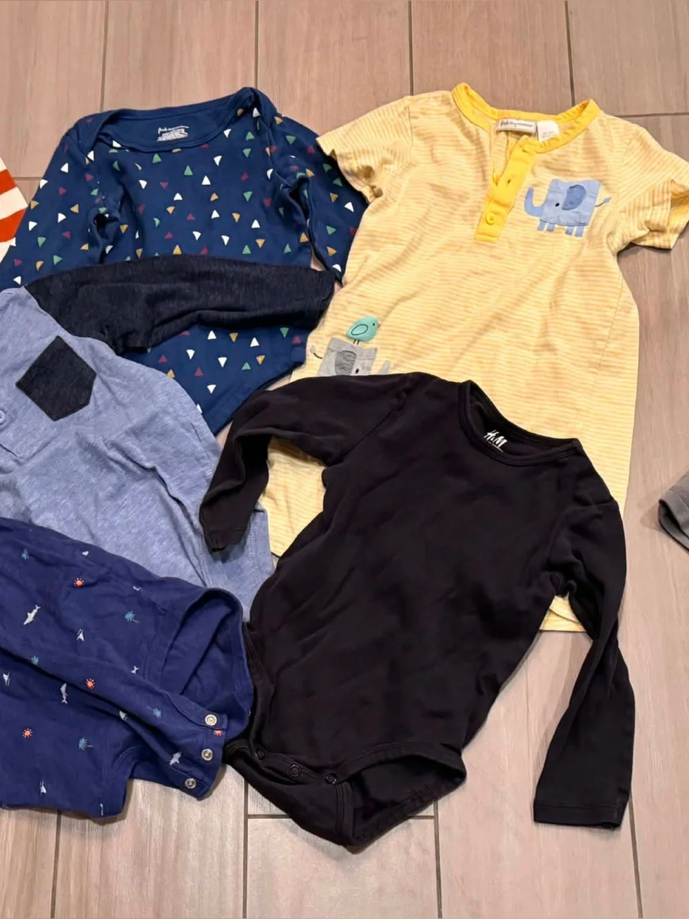 16pc bundle lot 24m 1sleeper 3undies 6onepieces 2shorts 4shirts no stains